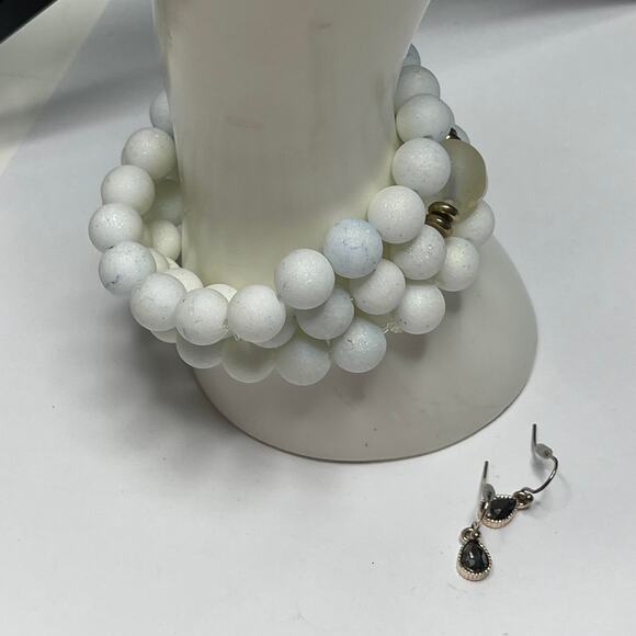 three white bracelets set costume jewelry pull on stretch some clear beads - Picture 10 of 13